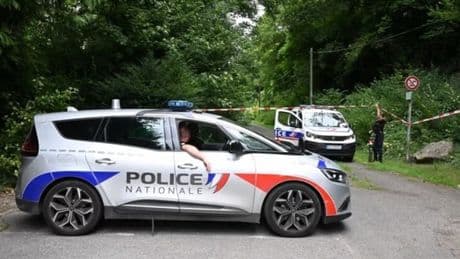 Francia, uomo sgozzato ritrovato in un parco ad Amiens. Il corpo posizionato «a forma di croce»