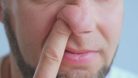 Finger weg! Warum Nasebohren das Risiko für Alzheimer erhöhen kann