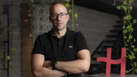 Ningún empleado sin datos ni llamadas: la tecnología 'eSIM' que convence a clubes de fútbol, agencias de viajes y logística