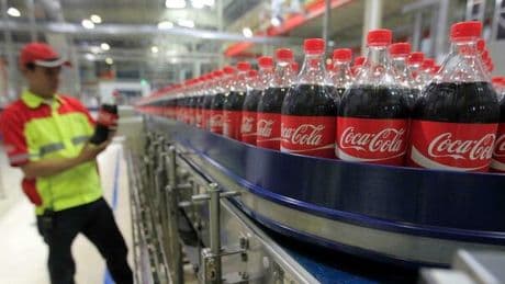 Coca-Cola, addio sciroppo di mais: arriva lo zucchero di canna. Cambia la misteriosa ricetta della bevanda gasata