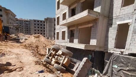 TOKİ şantiyesinde iş makinesinin devrilmesi sonucu operatör yaşamını yitirdi
