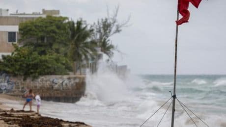 L’ouragan Erin, rétrogradé en catégorie 3, atteint les Caraïbes et entraîne de fortes pluies