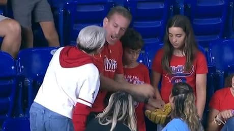Fans verurteilen SIE - Darum klaut man Kindern keinen Ball