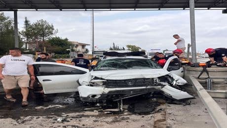 Adana'da feci kaza! Otomobil beton bariyere çarptı: 1 ölü, 4 yaralı