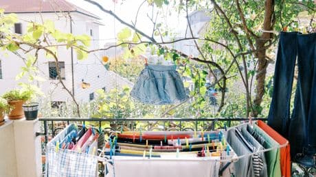 Nicht überall erlaubt: Wann Sie Ihre Wäsche nicht auf dem Balkon trocknen dürfen