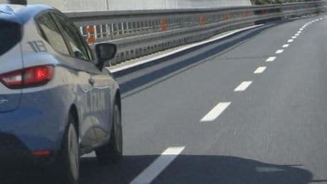 Tir si ribalta sull’A10 tra Pegli e Aeroporto: illeso l’autista. Gasolio sull’asfalto, carreggiata chiusa | Aggiornamenti