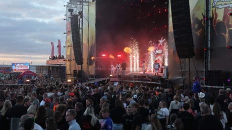 Vrouw gewond door ontploffing confettikanon na optreden StukTV op festival Boerenrock