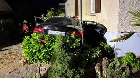 Unfall mit Mercedes in der Schweiz: Teenager rast gegen Hauswand