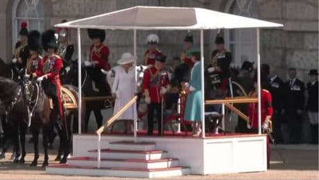 "Trooping the Colour": Mit einem Schubser weist König Charles plötzlich seine Camilla zurecht