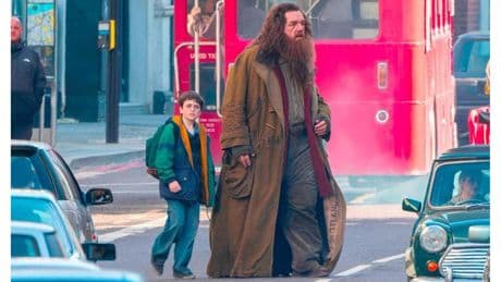 Harry Potter dizisinin setinden duygulandıran görseller! Hagrid ve Harry Potter karakterleri Londra sokaklarında