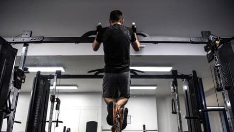 "Coucou Tibo j'ai 13 ans, je veux commencer la musculation": poussés par les influenceurs, les très jeunes ados se ruent vers les salles de sport