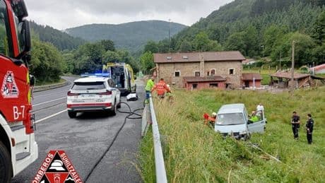 Un conductor herido tras dar varias vueltas de campana con su furgoneta en Otxandio
