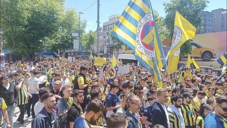 Fenerbahçeli taraftarlardan Konyaspor maçı öncesi Bağdat Caddesi'nde sarı-lacivert protesto! "Büyük Fenerbahçe Yürüyüşü"ne dev katılım