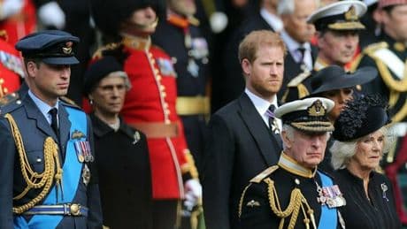 Harry: «Vorrei riconciliarmi con la Royal Family, mio padre non mi parla e non so quanto vivrà ancora». Revocata la scorta