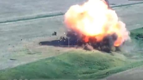 Russische Angriffswelle rollt weiter - Mega-Explosion zerfetzt Fahrzeug
