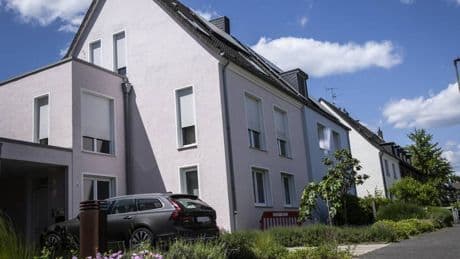 Rosenkrieg um rosa Haus: Zwangsversteigerung einer Millionen-Immobilie – getrenntes Paar duelliert sich vor Gericht