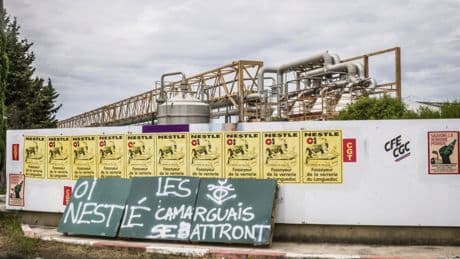Dans le Gard, les élus communistes solidaires des salariés en lutte contre la fermeture du site de mise en bouteille du Perrier