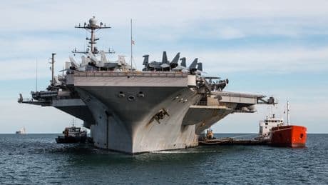 Un avion de chasse à 60 millions tombe à l'eau: l'étrange incident qui embarrasse l'US Navy en mer Rouge