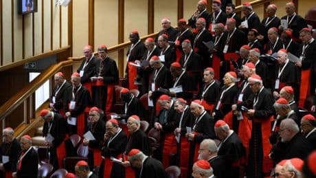 Conclave, il passo indietro di Becciu: “Lo faccio per il bene della Chiesa”