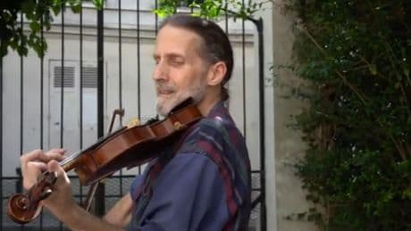 À Paris, la jolie histoire du violoniste qui récupère son instrument saisi par la police