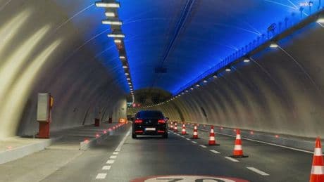 Avrasya tünelinde araç yandı: Trafik durdu