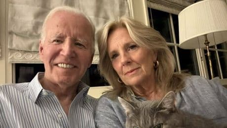 Biden, le prime parole dopo l'annuncio del cancro e la foto con la moglie Jill: «Nei momenti di difficoltà siamo più forti»