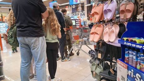 Rewe-Mitarbeiter schlägt Kundin ins Gesicht – Konzern reagiert