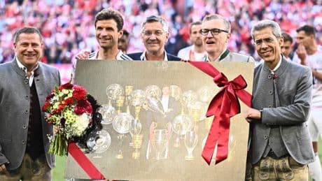 „Lasst uns spielen“, ruft Müller und schafft die Geschenke beiseite