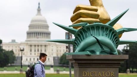 Donald Trump: Unbekannte stellen kritische Skulptur in Washington auf