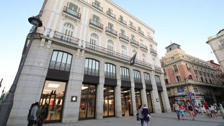 Apple factura 575 millones con sus tiendas en España