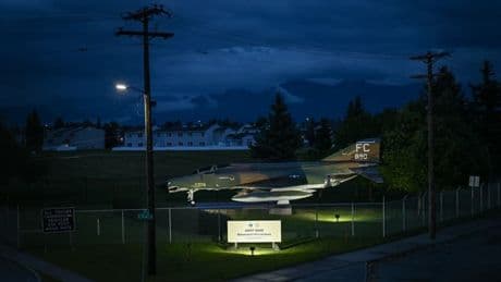 Trois fois la taille de Paris, espace aérien fermé... La base aérienne d'Elmendorf, un bunker géant et sécurisé pour le sommet Trump-Poutine
