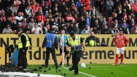 Fußball-Bundesliga: Toppmöller kritisiert Werfen von Gegenständen im Derby