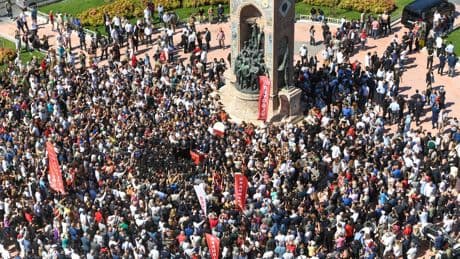 Özgür Özel, Taksim'de konuştu: 'Teslim olmayacağız, sadece size güveniyorum!'