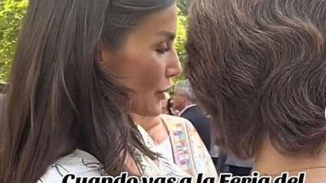 La Reina Letizia enseña a una mujer cómo hacer un selfie de forma exprés: «No ha salido... ¡tranquila, piénselo..!»