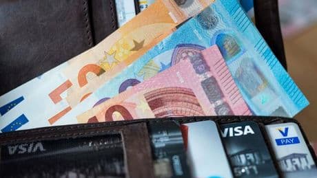 Bezahlen: Umfrage: Kartenzahlung übertrumpft Bargeld