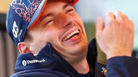 Verstappen, con media sonrisa, y sin cerrar ninguna puerta