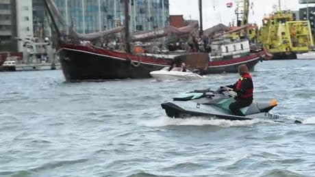 Unieke beelden: handhavers scheuren met waterscooter over het IJ
