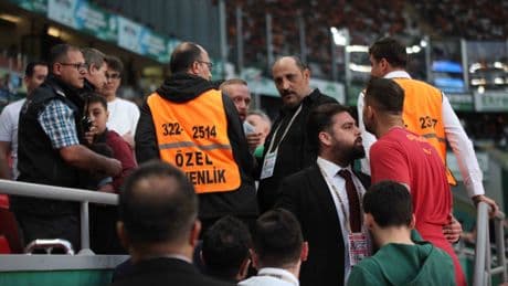 Abdülkerim Bardakcı ile Konyasporlu taraftarlar arasında maç öncesi gerginlik