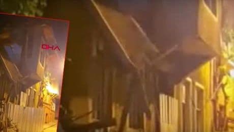 Fatih'te ahşap bina çöktü! Ekipler müdahale ediyor