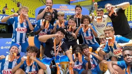 El equipo de las botas negras : los alevines del Espanyol se rebelan contra la tiranía del marketing