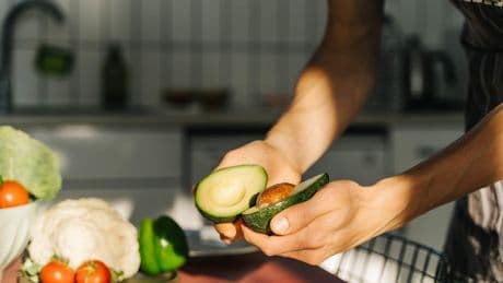 Beilage zum Grillen: So machen Sie einen schnellen Avocado-Feta-Dip
