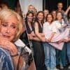 Leah Thys barst in tranen uit bij de lancering van haar memoires: “Mijn hart loopt over”