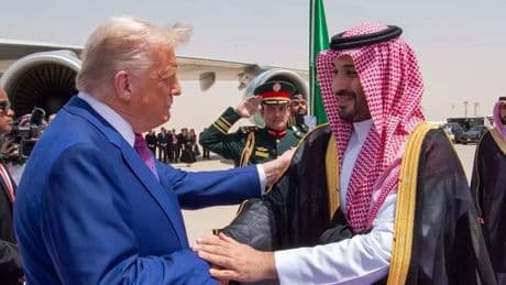 Trump sbarca in Arabia Saudita: inizia il tour mediorientale all’insegna degli affari e dell’influenza