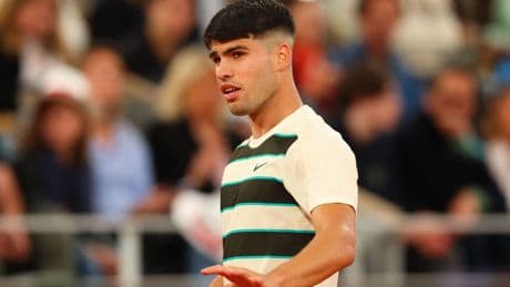Alcaraz supera el tropezón del segundo set y continúa su camino en Roland Garros (6-1, 4-6, 6-1 y 6-2)