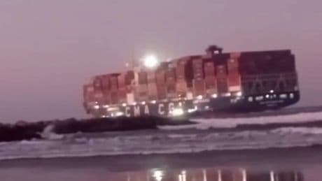 Koloss im Sturm  - Containerschiff gerät in Schieflage