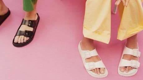 El truco de un zapatero para limpiar el interior de las sandalias tipo Birkenstock con una herramienta que tienes en casa: “La mejor manera es desabrochar las hebillas”