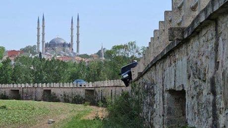 Edirne'de tarihi köprünün bariyerinde otomobil asılı kaldı