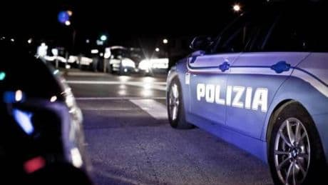 Uccidono il padre e lo nascondono in un baule sul balcone: arrestati fratelli di 34 e 42 anni