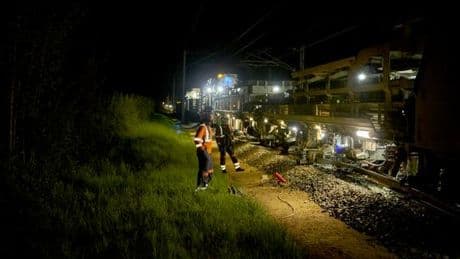 Paris-Clermont : comment le « train-usine » géant, affrété par la SNCF, remet les voies à neuf