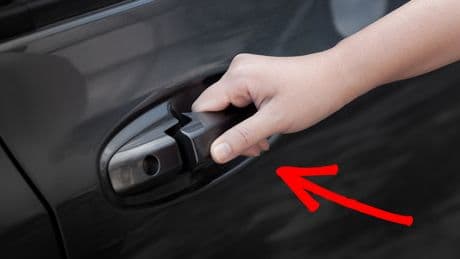 Vorsicht: Wie Sonnencreme für teure Schäden am Auto sorgen kann